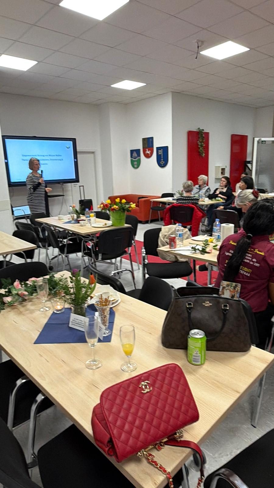 Vortrag im Veranstaltungsraum mit Präsentation auf dem Bildschirm